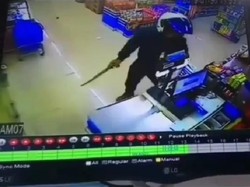 Aksi Pegawai Minimarket Lawan Perampok Bergolok Terekam CCTV
