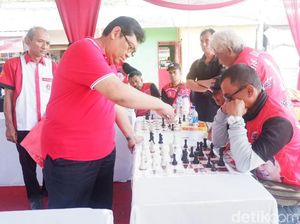 Kampanye ala Eks Grandmaster Utut: Main Catur Dikeroyok 12 Orang Kampanye ala Eks Grandmaster Utut: Main Catur Dikeroyok 12 Orang