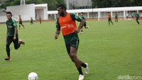Selain kembali menjadi pemain timnas, Marinus Maryanto Wanewar juga memiliki rencana lain di tahun ini. Dia ingin mempersunting kekasihnya, Lili Betaubun.