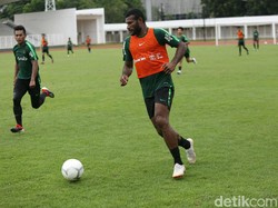 Selain kembali menjadi pemain timnas, Marinus Maryanto Wanewar juga memiliki rencana lain di tahun ini. Dia ingin mempersunting kekasihnya, Lili Betaubun.