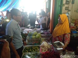 Sandiaga Janji Kembangkan Pupuk Organik untuk Petani