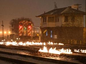 Saat Rel Kereta di Chicago Dibakar karena Cuaca Super Dingin