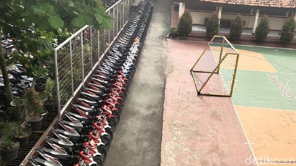 Sosoknya Viral, Begini Aksi Pak Slamet Rapikan Motor Sesuai Warna