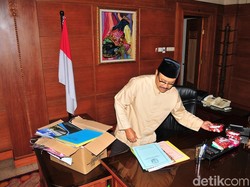 Gus Ipul Kemasi Barang-barang Pribadi di Kantor Wagub Jatim