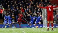 Sadio Mane membawa Liverpool unggul duluan pada menit ketiga. (Phil Noble/Reuters)