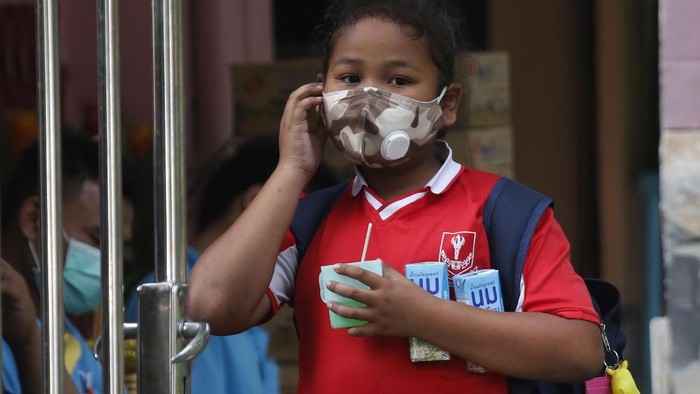 Anak-anak di Thailand libur sekolah alasannya yakni duduk kasus polusi. (Foto: AP Photo)