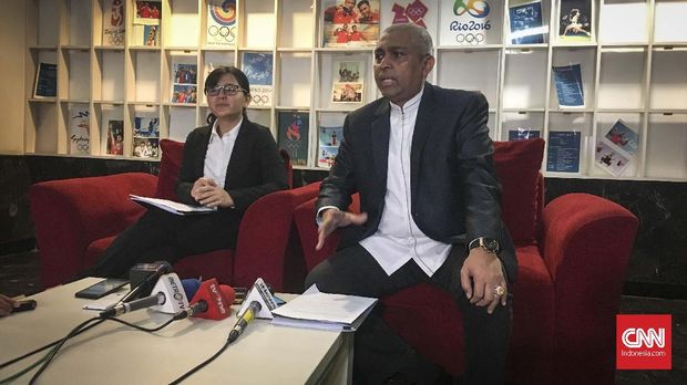 Ketua Komite Ad Hoc Integritas PSSI Ahmad Riyadh (kanan).