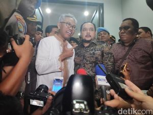 Senyum dan Salam 2 Jari Buni Yani Saat Dieksekusi ke Gunung Sindur Senyum dan Salam 2 Jari Buni Yani Saat Dieksekusi ke Gunung Sindur