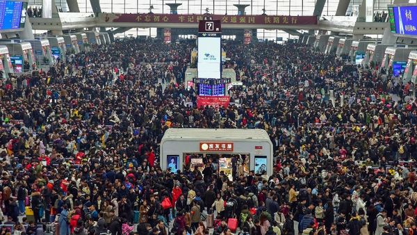 Potret Penuh Sesak Stasiun Kereta di China Jelang Imlek