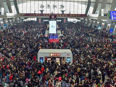 Potret Penuh Sesak Stasiun Kereta di China Jelang Imlek