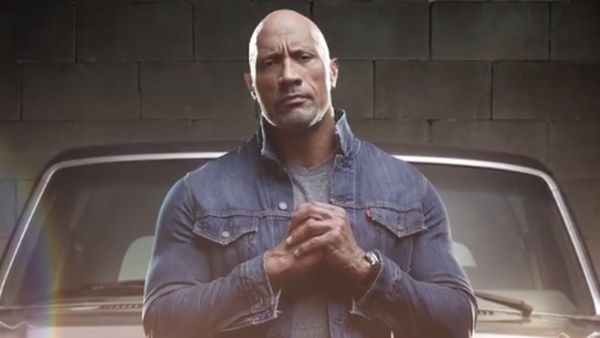Aksi Dwayne Johnson di Hobbs and Shaw