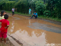 Lucu atau Sedih, Jalanan Rusak buat Lomba Pancing Lele