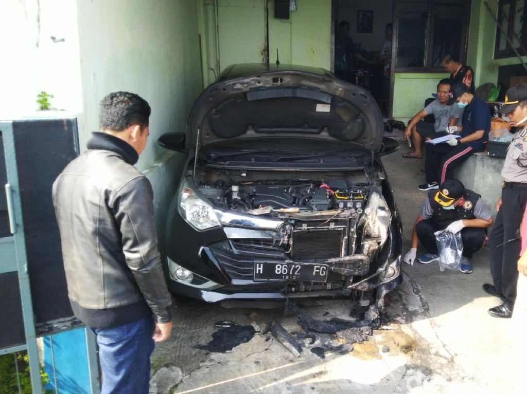 Kesaksian Warga Soal Pria Misterius di TKP Mobil Dibakar di Semarang Kesaksian Warga Soal Pria Misterius di TKP Mobil Dibakar di Semarang