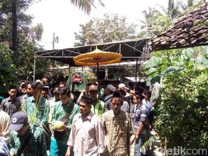 Teman Sekolah Antar Pemakaman Korban Tawuran Pelajar di Magelang Teman Sekolah Antar Pemakaman Korban Tawuran Pelajar di Magelang