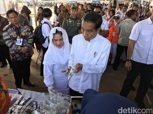 Bertemu Ibu Penjual Kopi, Jokowi: Saingan Sama Anak Saya