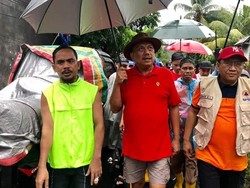 Kunjungi Korban Banjir, Gubernur Sulut Bantu Masak di Dapur Umum