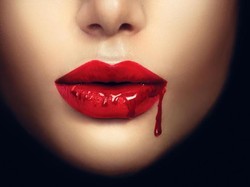 Hii..! Pasangan Vampire Ini Punya Hobi Minum Darah Manusia