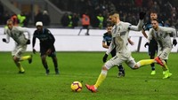 Mauro Icardi kemudian memperpanjang napas Inter lewat eksekusi penaltinya di menit ke-125 untuk memaksakan skor 1-1. Pertandingan pun berlanjut ke adu penalti. Foto: Miguel MEDINA / AFP