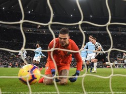 Lawan Arsenal, City Terancam Tanpa Ederson