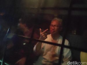 Buni Yani Salam 2 Jari di Mobil Tahanan Buni Yani Salam 2 Jari di Mobil Tahanan