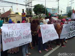 Emak-emak Demo Polda Jatim, Beri Dukungan untuk Vanessa Angel