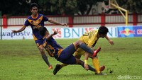 Lapangan yang becek membuat pemain kesulitan mengontrol bola.