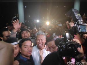 Tiba di Kejari Depok, Buni Yani Tebar Senyuman Tiba di Kejari Depok, Buni Yani Tebar Senyuman