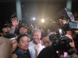 Tiba di Kejari Depok, Buni Yani Tebar Senyuman