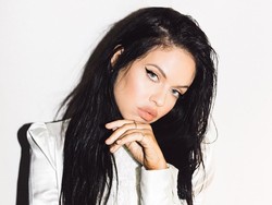 Ngefans Berat, Penyanyi Ini Tato Wajah Harry Styles di Pipi