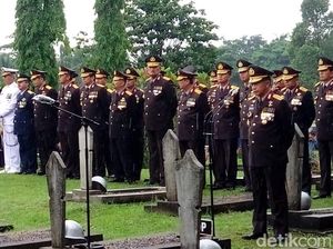 Di Tengah Hujan, Kapolri Pimpin Upacara Pemakaman Awaloedin Djamin