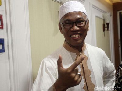 Curhat ke Pimpinan DPR, Buni Yani Pose Dua Jari