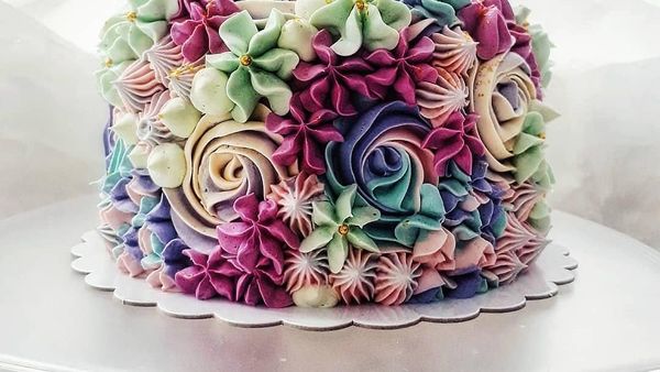 Baker Ini Buat Cake Berhias Floral Butter Cream yang Cantik