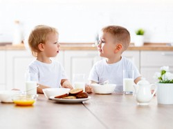 Pertimbangan Memilih Jenis Susu yang Tepat untuk Anak 1 Tahun