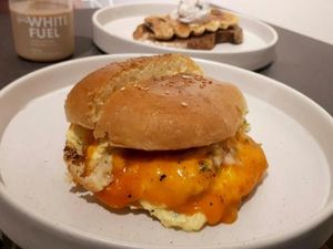 Mulur Gurih Burger dan Pizza dengan Lelehan Keju Di Sini