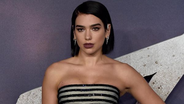 Penampilan Memikat Dua Lipa Pakai Rok Transparan di Karpet Merah