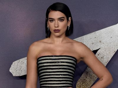 Penampilan Memikat Dua Lipa Pakai Rok Transparan di Karpet Merah