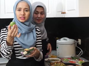 Serunya Laudya Cynthia Bella Saat Masak Nasi Liwet dan Cumi Asin Sambel Ijo