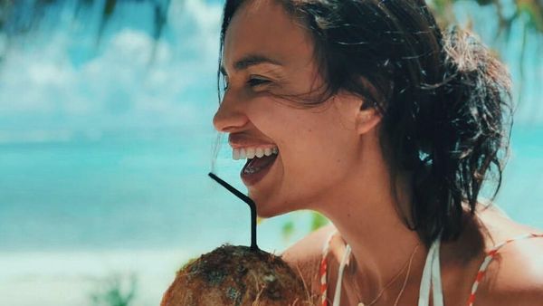 Pose Seksi Irina Shayk Saat Minum Es Kelapa dan Makan Pasta