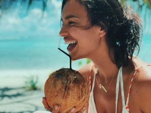 Pose Seksi Irina Shayk Saat Minum Es Kelapa dan Makan Pasta