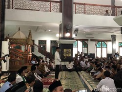 Salat Jumat di Masjid Agung Ngawi, Jokowi Serahkan Sertifikat Wakaf