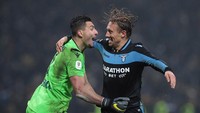 Lucas Leiva kemudian jadi penentu kemenangan Lazio. Eksekusi penaltinya sukses dan mengantar Lazio ke semifinal. Foto: Emilio Andreoli/Getty Images
