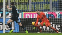 Kiper Inter, Samir Handanovic, membuat sejumlah penyelamatan penting pada pertandingan ini. Skor imbang 0-0 bertahan sampai waktu normal habis. Foto: Miguel MEDINA / AFP