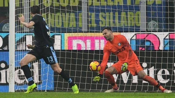 Samir Handanovic membuat sejumlah penyelamatan penting meski pada akhirnya Inter Milan disingkirkan Lazio di perempatfinal Coppa Italia (Foto: Miguel MEDINA / AFP) Samir Handanovic membuat sejumlah penyelamatan penting meski pada akhirnya Inter Milan disingkirkan Lazio di perempatfinal Coppa Italia (Foto: Miguel MEDINA / AFP)