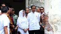 Gaya Kompak Jokowi-Iriana Saat Tinjau Benteng Pendem