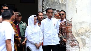 Gaya Kompak Jokowi-Iriana Saat Tinjau Benteng Pendem
