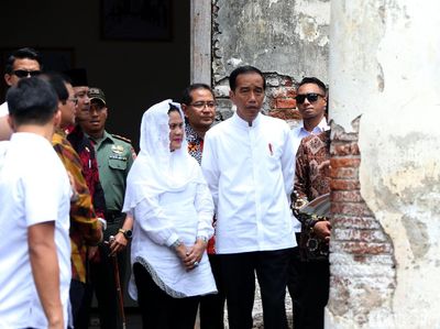 Gaya Kompak Jokowi-Iriana Saat Tinjau Benteng Pendem