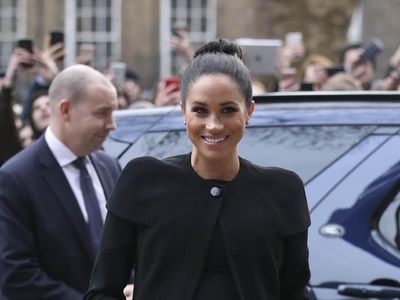 Tampil Beda, Meghan Markle Tinggalkan Gaya Rambut Berantakan