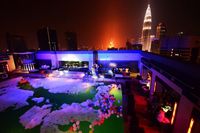 Liburan di Malaysia, Coba Makan Malam spesial di Rooftop Bar Ini