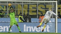 Satu lagi eksekutor Inter yang gagal adalah Radja Nainggolan yang menjadi penendang kelima. Sepakannya melambung di atas mistar gawang Lazio. Foto: Marco Rosi/Getty Images