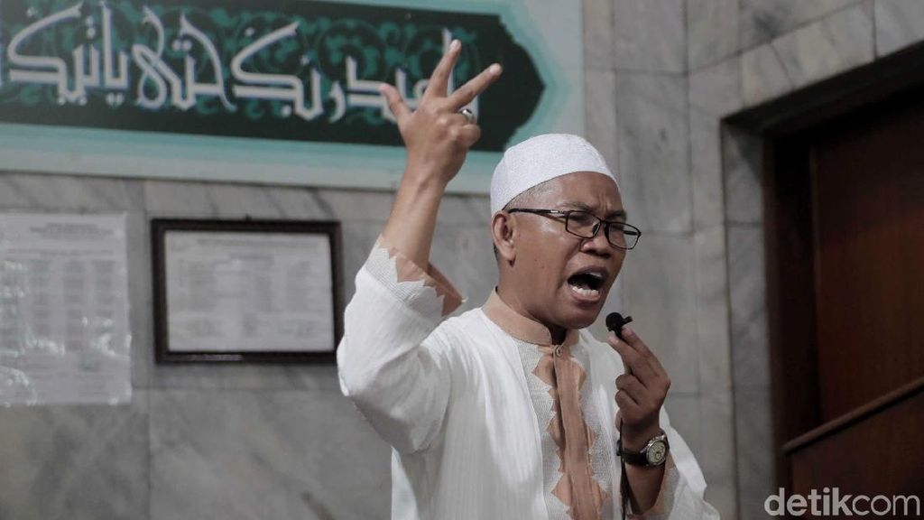 Jelang Eksekusi, Buni Yani Salat Jumat di Tebet Jelang Eksekusi, Buni Yani Salat Jumat di Tebet